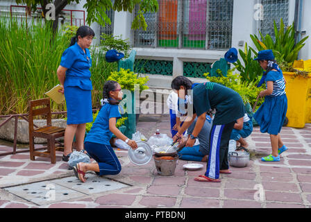 Bangkok, Thaïlande - 10 Sep 2015 : les enfants de l'école en train de dîner à Bangkok temple Wat Phra Banque D'Images