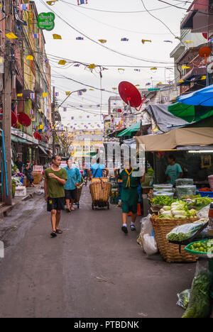 Bangkok, Thaïlande - 10 Sep 2015 : Vendeurs de fruits et légumes à l'open street market à Bangkok Banque D'Images