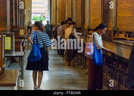 Bangkok, Thaïlande - 10 Sep 2015 : Les personnes qui désirent visiter le temple du Bouddha Émeraude à Bangkok, Wat Phra Banque D'Images