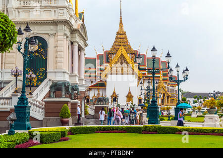 Bangkok, Thaïlande - Sep 11, 2015 : Les personnes qui désirent visiter Wat Phra Keo, le temple du Bouddha d'Émeraude, Bangkok Banque D'Images