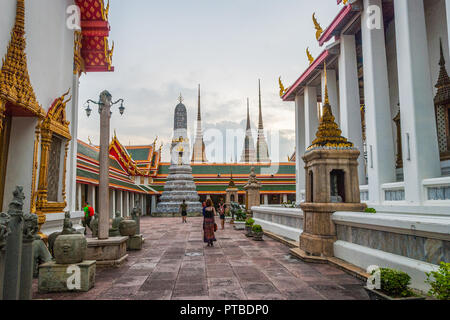 Bangkok, Thaïlande - 10 Sep 2015 : Les gens qui passent les pagodes à Wat Phra temple à Bangkok Banque D'Images