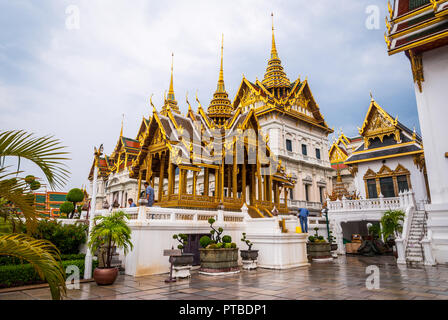 Bangkok, Thaïlande - Sep 11, 2015 : Les personnes qui désirent visiter Wat Phra Keo, le temple du Bouddha d'Émeraude, Bangkok Banque D'Images