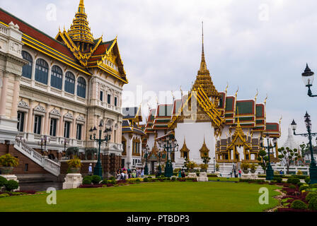 Bangkok, Thaïlande - Sep 11, 2015 : Les personnes qui désirent visiter Wat Phra Keo, le temple du Bouddha d'Émeraude, Bangkok Banque D'Images