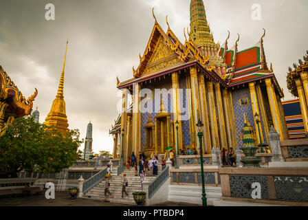 Bangkok, Thaïlande - Sep 11, 2015 : Les personnes qui désirent visiter Wat Phra Keo, le temple du Bouddha d'Émeraude, Bangkok Banque D'Images