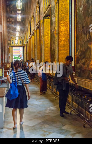 Bangkok, Thaïlande - 10 Sep 2015 : Les personnes qui désirent visiter le temple du Bouddha Émeraude à Bangkok, Wat Phra Banque D'Images