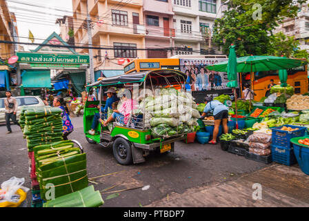 Bangkok, Thaïlande - 10 Sep 2015 : Vendeurs de fruits et légumes à l'open street market à Bangkok Banque D'Images