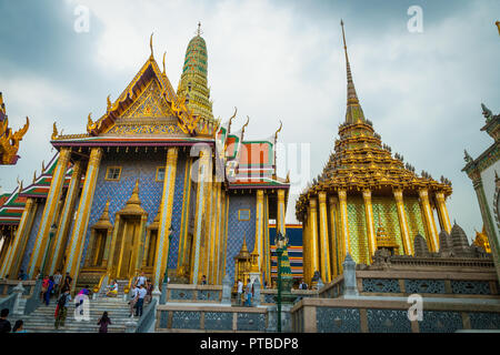 Bangkok, Thaïlande - Sep 11, 2015 : Les personnes qui désirent visiter Wat Phra Keo, le temple du Bouddha d'Émeraude, Bangkok Banque D'Images