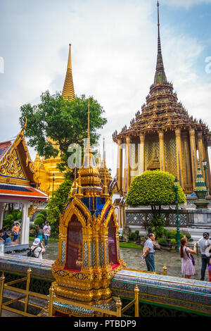 Bangkok, Thaïlande - Sep 11, 2015 : Les personnes qui désirent visiter Wat Phra Keo, le temple du Bouddha d'Émeraude, Bangkok Banque D'Images