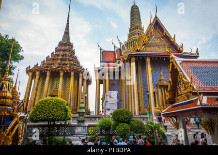 Bangkok, Thaïlande - Sep 11, 2015 : Les personnes qui désirent visiter Wat Phra Keo, le temple du Bouddha d'Émeraude, Bangkok Banque D'Images