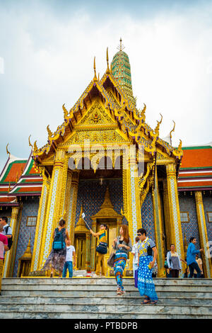 Bangkok, Thaïlande - Sep 11, 2015 : Les personnes qui désirent visiter Wat Phra Keo, le temple du Bouddha d'Émeraude, Bangkok Banque D'Images