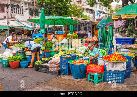 Bangkok, Thaïlande - 10 Sep 2015 : Vendeurs de fruits et légumes à l'open street market à Bangkok Banque D'Images