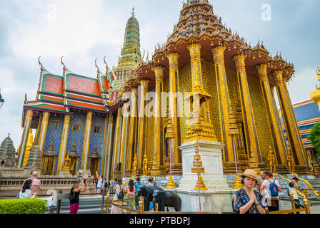 Bangkok, Thaïlande - Sep 11, 2015 : Les personnes qui désirent visiter Wat Phra Keo, le temple du Bouddha d'Émeraude, Bangkok Banque D'Images