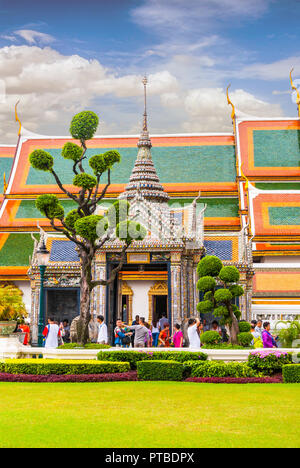 Bangkok, Thaïlande - Sep 11, 2015 : Les personnes qui désirent visiter Wat Phra Keo, le temple du Bouddha d'Émeraude, Bangkok Banque D'Images