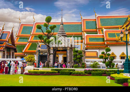 Bangkok, Thaïlande - Sep 11, 2015 : Les personnes qui désirent visiter Wat Phra Keo, le temple du Bouddha d'Émeraude, Bangkok Banque D'Images