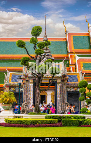 Bangkok, Thaïlande - Sep 11, 2015 : Les personnes qui désirent visiter Wat Phra Keo, le temple du Bouddha d'Émeraude, Bangkok Banque D'Images