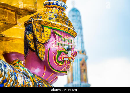 Détail de décoration extérieure de l'Ubosoth, au Wat Phra Kaew temple du Bouddha émeraude, Bangkok, Thaïlande Banque D'Images