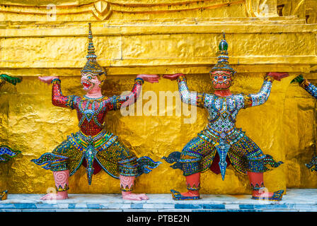 Détail de décoration extérieure de l'Ubosoth, au Wat Phra Kaew temple du Bouddha émeraude, Bangkok, Thaïlande Banque D'Images