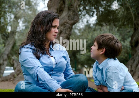 Portrait d'une mère reprochant à sa petite fille assise sur le sol dans la salle de séjour à homePortrait d'une mère reprochant à son fils assis sur l'herbe dans le parc. Banque D'Images