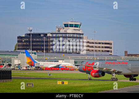 L'aéroport de Manchester et aéronefs Jet2, Ringway, Greater Manchester, Angleterre. UK. Banque D'Images