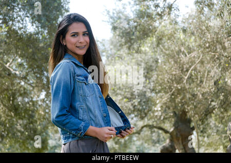 Femme automne. portrait fashion girl à l'extérieur. L'automne femme s'amuser au parc et souriant. young woman portrait en automne couleur Banque D'Images