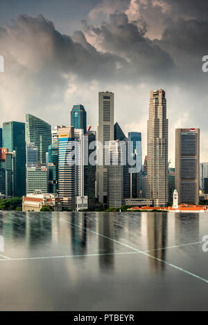 Piscine à débordement et financial district skyline, Singapour Banque D'Images