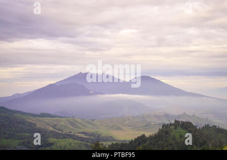 Vue paysage du Mont Raung vu du Mont Ijen, Banyuwangi, l'Est de Java, Indonésie Banque D'Images