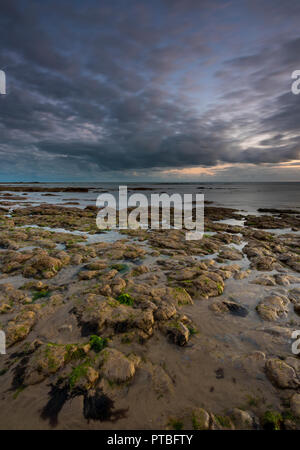 île de wight, baie de compton île de wight, côte de l'île de wight, île de wight au coucher du soleil, littoral, côte atmosphérique, littoral insulaire. Banque D'Images