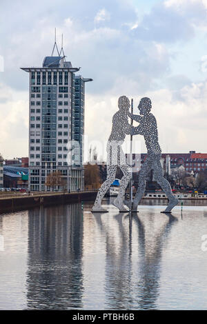 BERLIN, ALLEMAGNE - 25 février 2015 : l'homme molécule sculpture sur la rivière Spree à Berlin. Conçu par Jonathan Borofsky, dédiée à l'unité de trois d Banque D'Images
