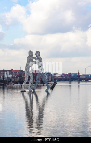 L'homme molécule sculpture sur la rivière Spree à Berlin, Allemagne Banque D'Images
