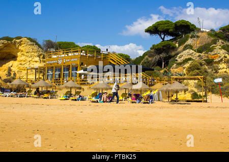 28 septembre 2018 un bar de plage et des chaises longues sur la plage Praia do Inatel vers la vieille ville Albuferia sur l'Algarve avec des chaises longues et de sable Banque D'Images