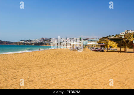 28 septembre 2018 vue le long de la plage Praia do Inatel vers la vieille ville Albuferia sur l'Algarve avec des chaises longues et de sable Banque D'Images