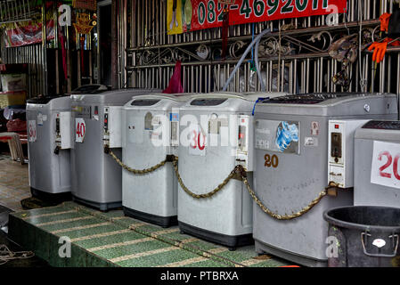 Les machines à laver. Self Service à monnayeur laverie rue . La Thaïlande Asie du sud-est Banque D'Images