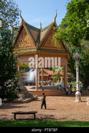 Cambodiuan personnes reposant sous une pagode dans un jardin, province Phnom Penh, Phnom Penh, Cambodge Banque D'Images