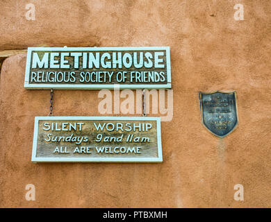 Maison réunion Société Religieuse des Amis signe sur l'ancien studio de l'artiste Rush Olive Quaker, Canyon Road, Santa Fe, Nouveau Mexique, USA. Banque D'Images