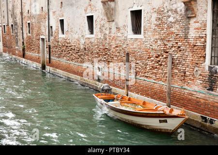 Un des canaux de Venise,Italie avec des bateaux amarrés et entrée à l'accueil Banque D'Images