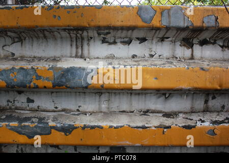 Le centre-ville de Chicago, la dégradation des infrastructures d'un mur en tôle ondulée acier peint à rayures jaune d'une sécurité qui fonctionne dans les pistes de Metra et est fermé pour cause de délabrement. Banque D'Images