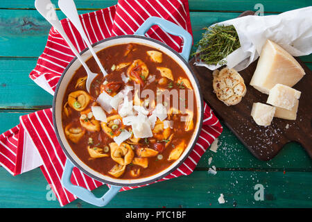 Délicieux tortellini dans une sauce tomate dans une casserole de soupe / Banque D'Images