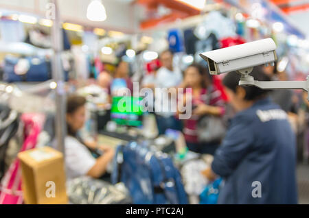 Caméra de sécurité CCTV moniteur sur l'abstrait floue photo de caissier store flou à l'arrière-plan flou Banque D'Images