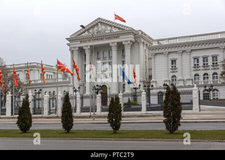 SKOPJE, RÉPUBLIQUE DE MACÉDOINE - février 24, 2018 : Construction du gouvernement de la République de Macédoine dans la ville de Skopje, République de Macédoine Banque D'Images