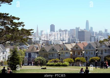 Une rangée de maisons victoriennes appelé le "painted ladies' situé à San Francisco, Californie, U.S.A. c'est aussi connu sous le nom de 'ligne' Carte Postale Banque D'Images