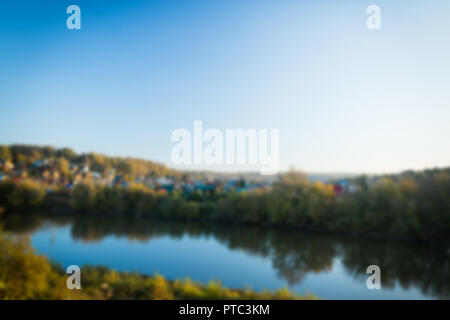 Rivière calme avec forêt. Image flou artistique. Banque D'Images