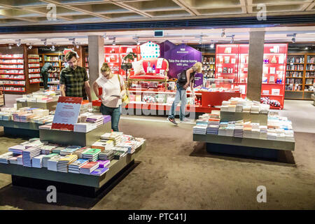 Londres Angleterre,Royaume-Uni,Royaume-Uni Grande-Bretagne,Lambeth South Bank,National Theatre Bookshop,store,Gift shopping shoppers shop ma Banque D'Images