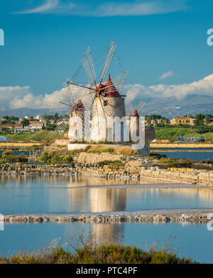 Les moulins à vent à la réserve naturelle de la "aline de Stagnone' près de Marsala et Trapani, Sicile. Banque D'Images