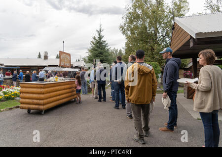 12 AOÛT 2018 - Fairbanks Alaska : Les clients s'alignent pour la cuisson du saumon de l'Alaska dans la région de Pioneer Park, un buffet le soir de servir du poisson et d'autres aliments pendant Banque D'Images