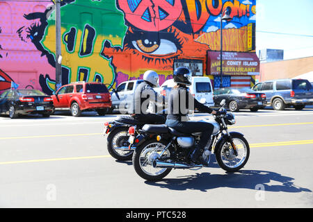 Murales colorées au marché de l'Est à la mode à Detroit, maintenant avec des cafés et des entrepôts de la hanche avec art, dans revitalisée au Michigan, USA Banque D'Images