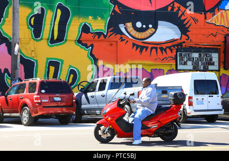 Murales colorées au marché de l'Est à la mode à Detroit, maintenant avec des cafés et des entrepôts de la hanche avec art, dans revitalisée au Michigan, USA Banque D'Images