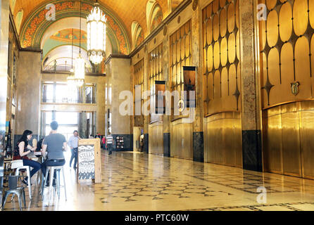 Le célèbre gratte-ciel de style art déco, le Fisher Building, conçu par Albert Khan en 1928, dans le centre de Detroit, Michigan, USA Banque D'Images