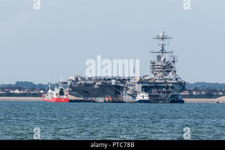 Porte-avion USS Harry S Truman, à l'ancre sur une visite à Portsmouth UK Banque D'Images