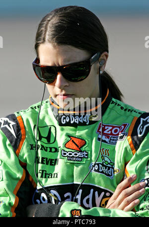 Pilote d'Indycar Danica Patrick attend sur pit road pour son tour d'être admissible à l'IRL Cafe do Brasil Indy 300 à Homestead-Miami Speedway à Homestead, Floride le 1 octobre 2010. Banque D'Images