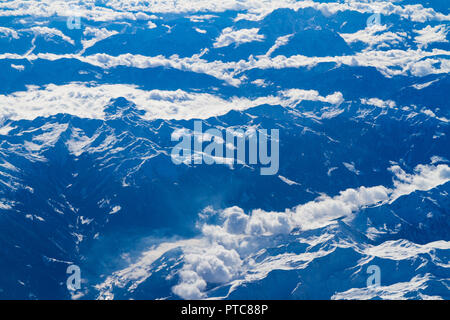 Vue aérienne unique de Cumulus nuages d'orage impressionnant corps recouvert de neige le centre-sud de l'Europe région de montagne vu par un avion wi Banque D'Images